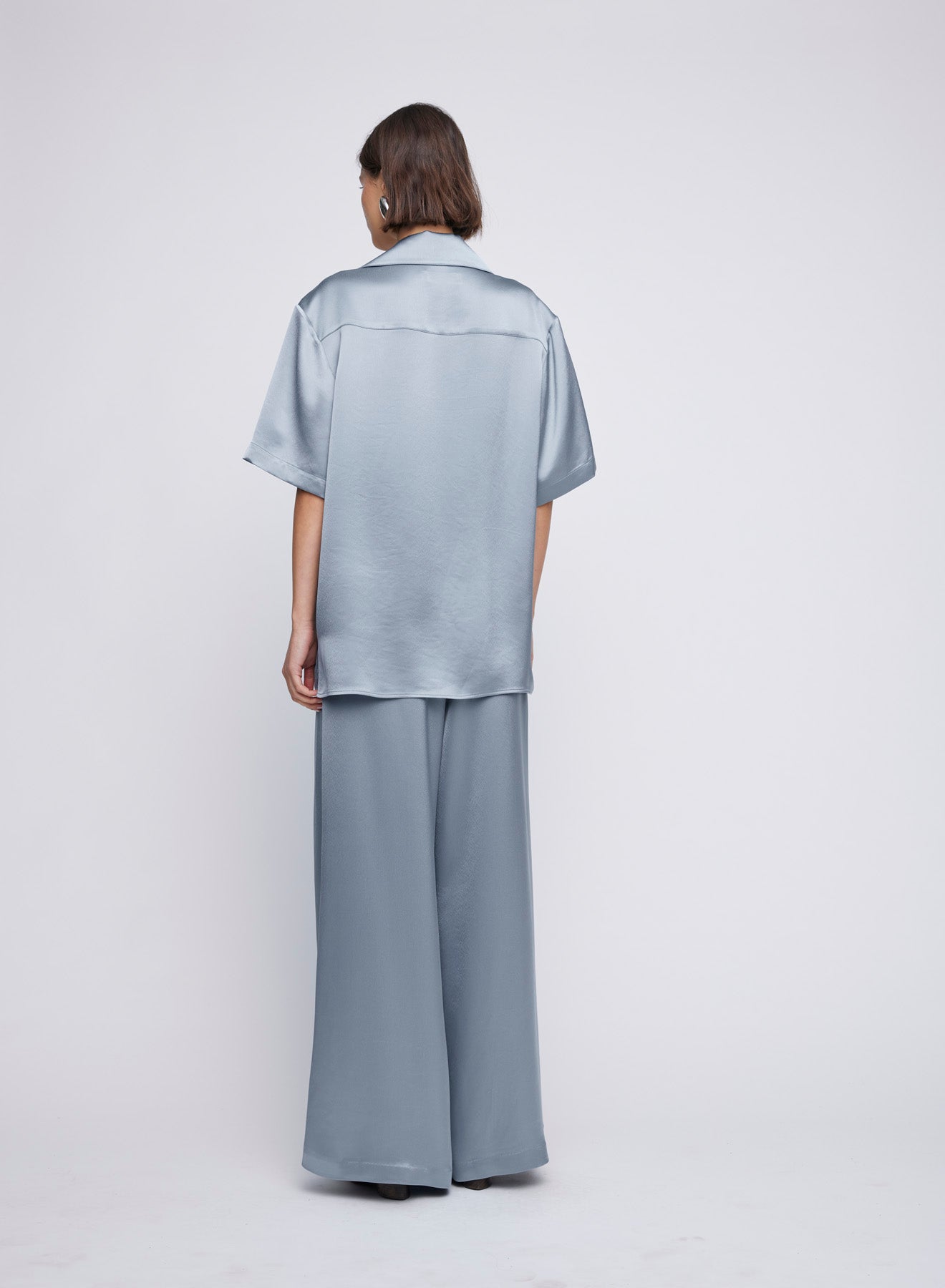 Satin Oversized Camper Collar Short Sleeve Shirt ‚Äö√Ñ√∂‚àö√ë‚àö‚àÇ‚Äö√†√∂‚àö√´‚Äö√†√∂¬¨¬Æ an relaxed oversized satin shirt, designed with a boxy shoulder, camper collar, breast pocket, and back yoke. Wear with the wide leg matching Mateo Pant. An elevated everyday look worn with sandals or go from day-to-night and pair with heels for a dinner matching set, dinner shirt, party set or event set.